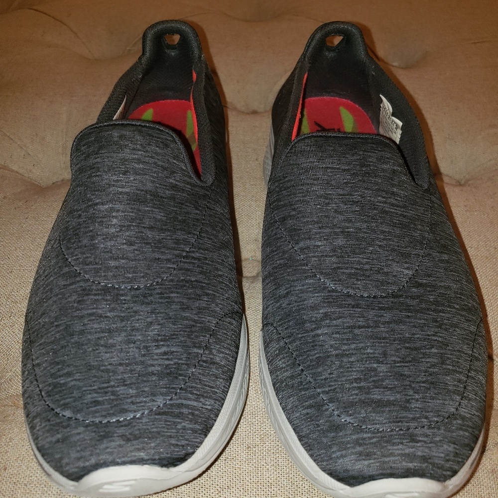 gently preowned Womens Skechers Go Walk Shoes.